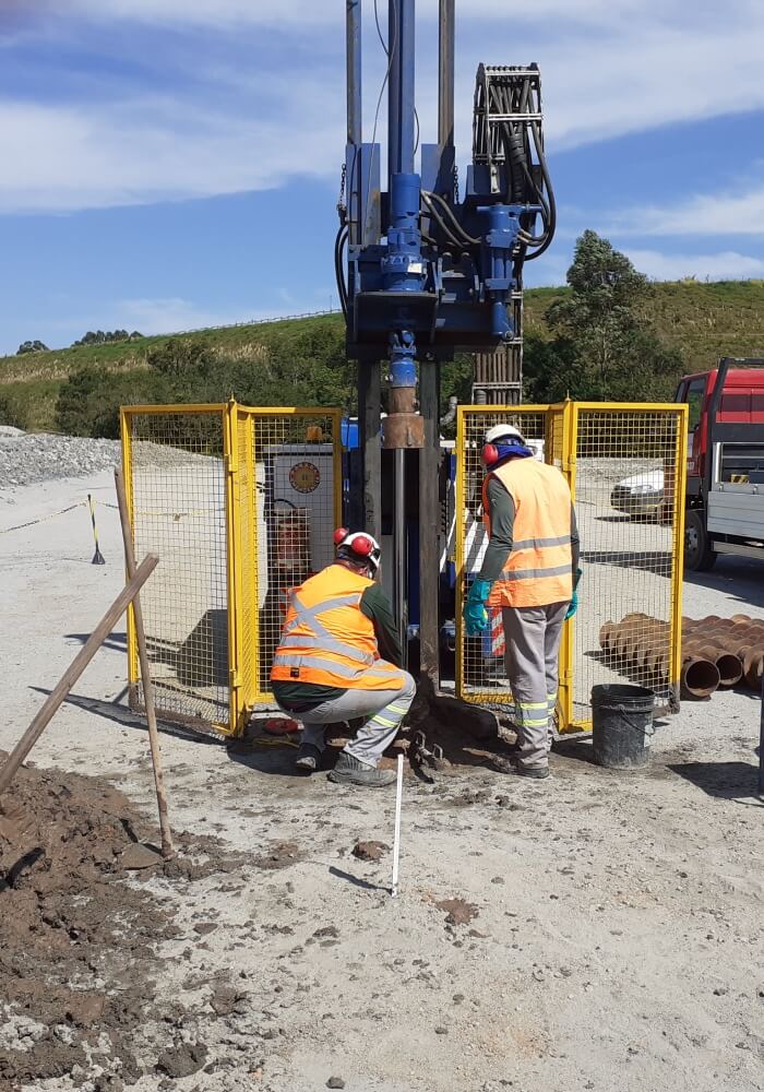 Equipe Ambsolution realizando serviços. Engenharia ambiental. Gerenciamento de Áreas Contaminadas (GAC)