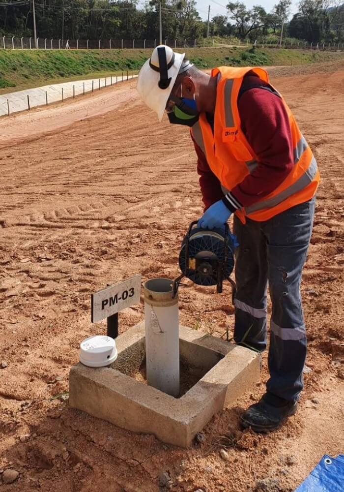 Equipe Ambsolution realizando serviços. Engenharia ambiental. Gerenciamento de Áreas Contaminadas (GAC)