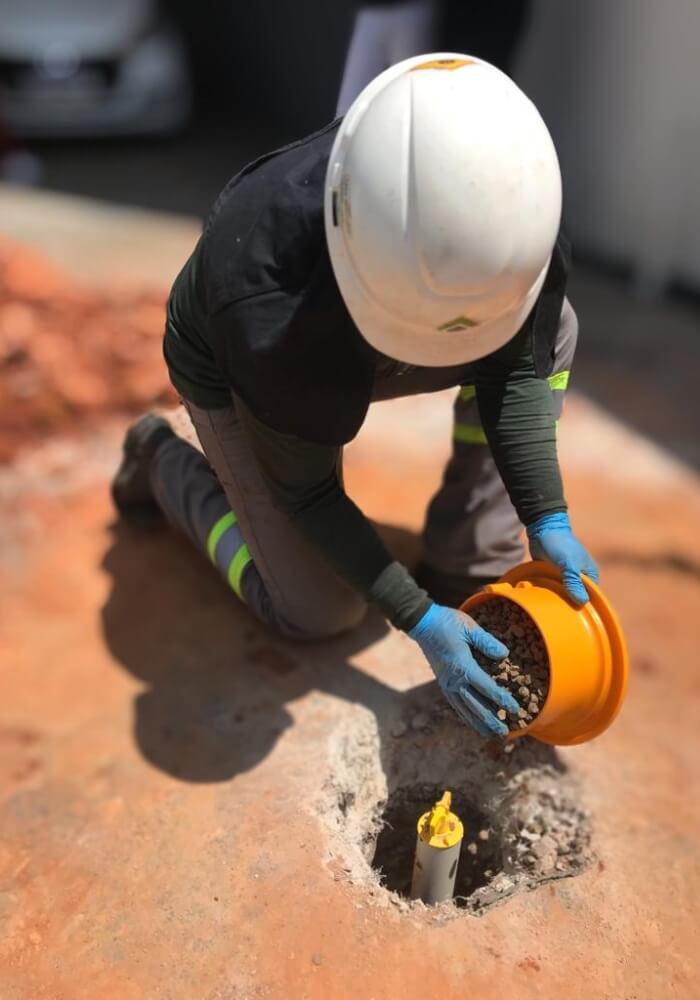Equipe Ambsolution realizando serviços. Engenharia ambiental. Gerenciamento de Áreas Contaminadas (GAC)
