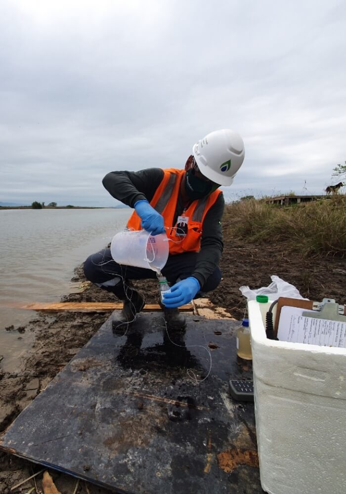 Equipe Ambsolution realizando serviços. Engenharia ambiental. Gerenciamento de Áreas Contaminadas (GAC)
