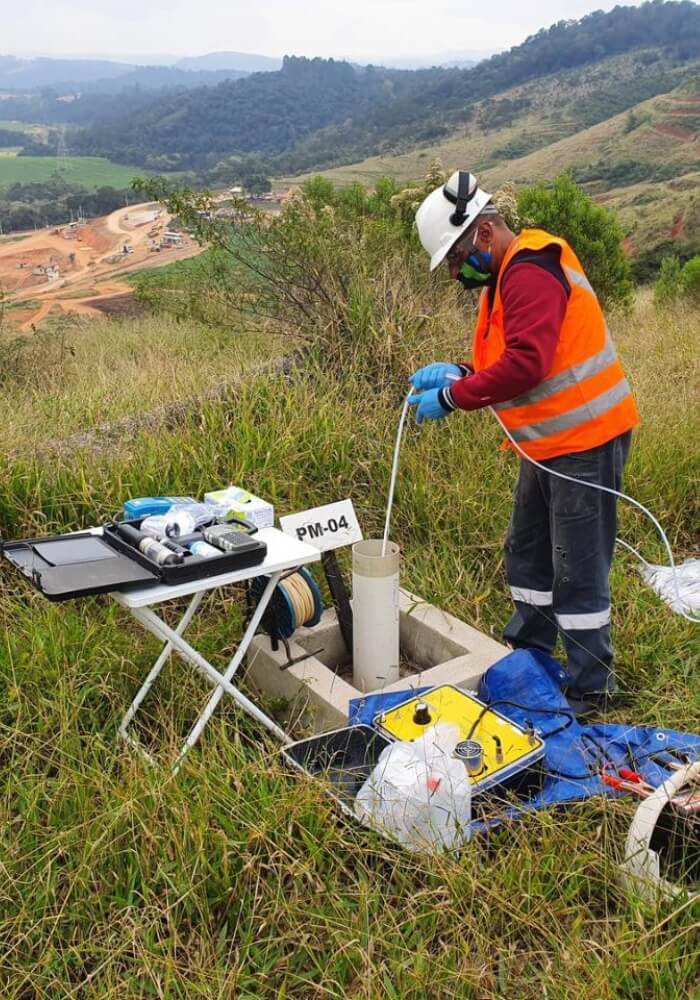 Equipe Ambsolution realizando serviços. Engenharia ambiental. Gerenciamento de Áreas Contaminadas (GAC)