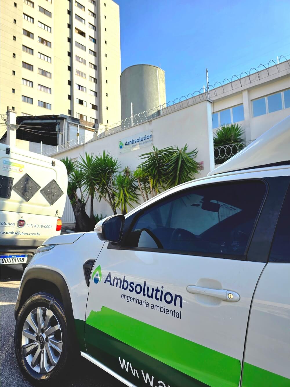 Veículo de atendimento da Ambsolution Engenharia Ambiental adesivado, posicionado em frente à sede com frota para consultoria nacional