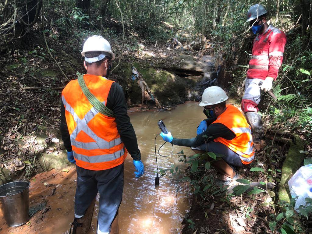 Profissionais da Ambsolution medem parâmetros de riacho em área de mata para laudos de reflorestamento e compensação ambiental