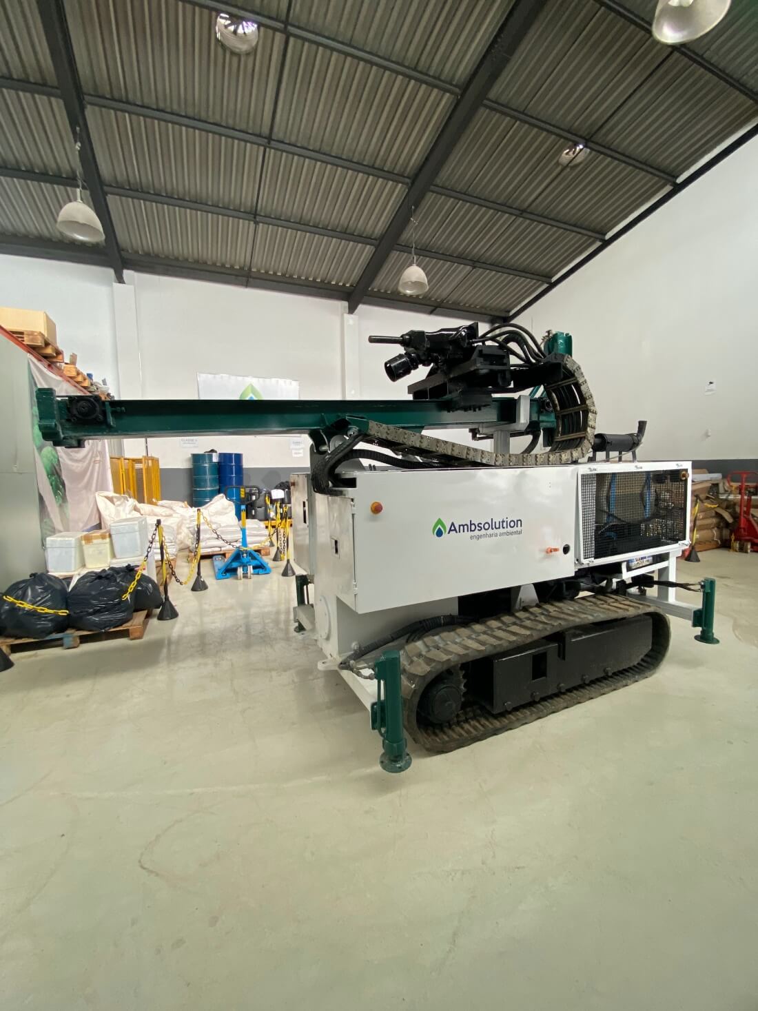 Sonda de perfuração de solo da Ambsolution Engenharia Ambiental, equipamento de infraestrutura própria para áreas contaminadas