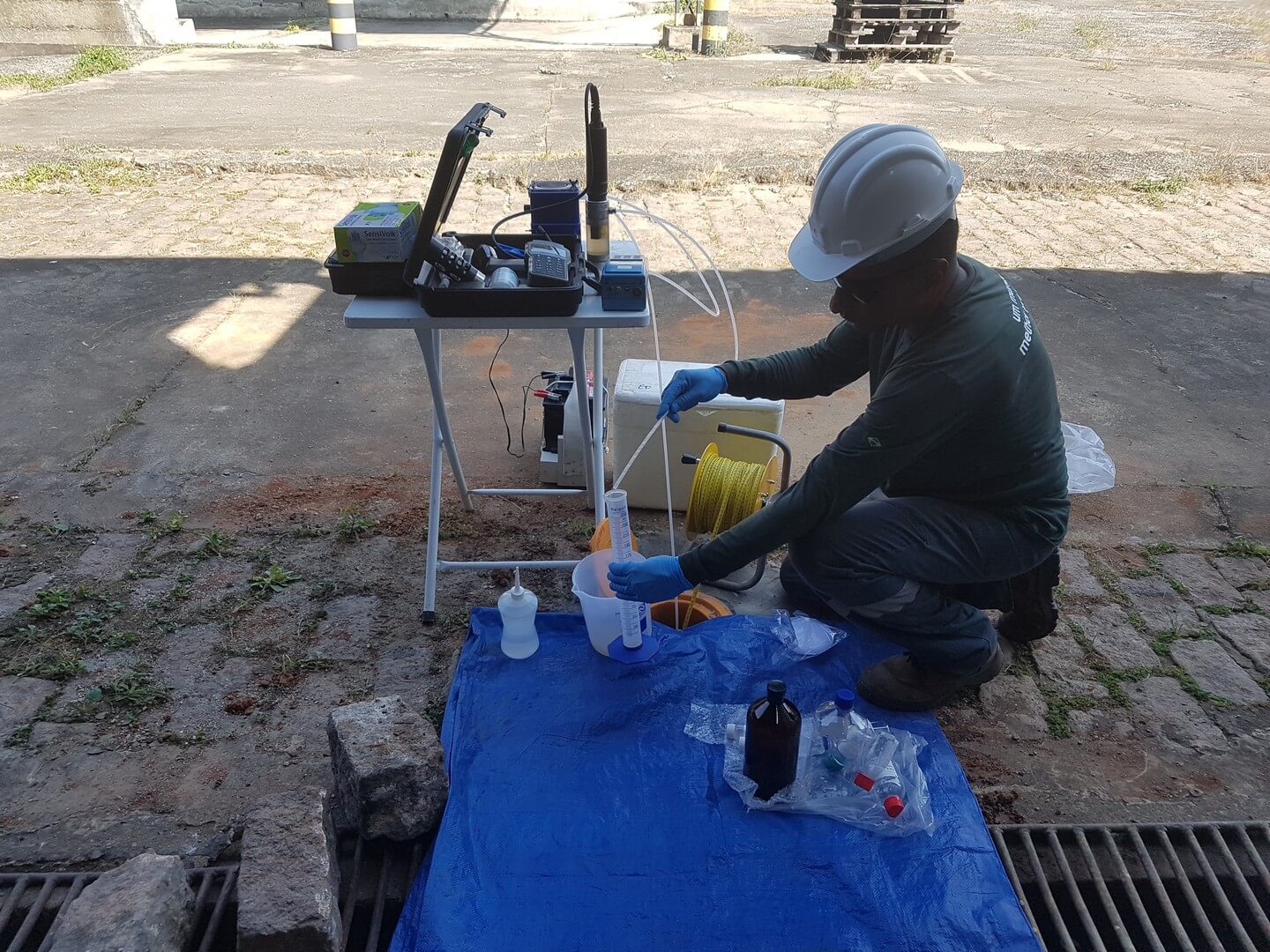Técnico da Ambsolution Engenharia Ambiental prepara frascos e equipamentos de campo para amostragem de águas subterrâneas precisas
