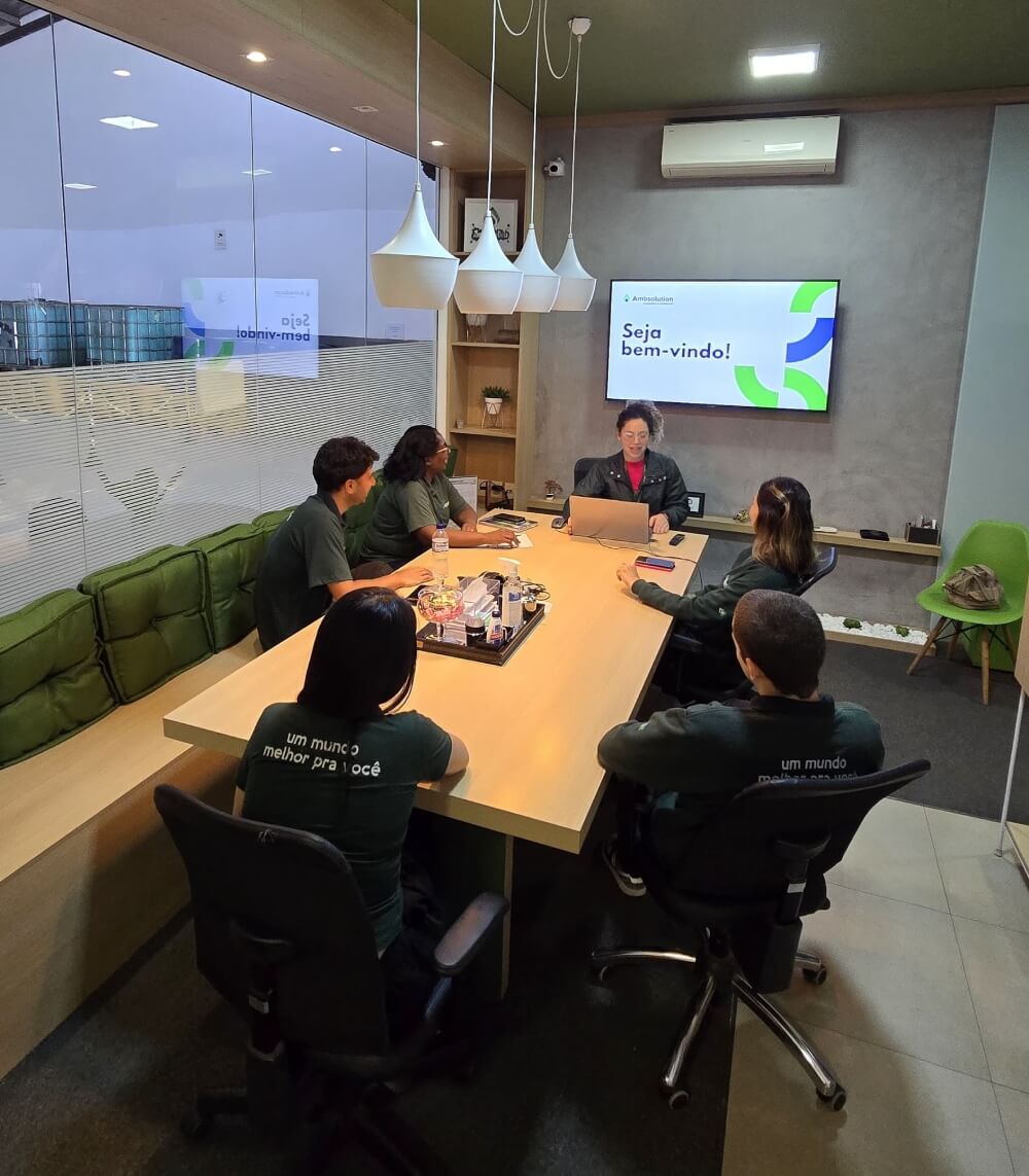 Equipe da Ambsolution Engenharia Ambiental reunida em sala de reunião planejando projetos de consultoria e gerenciamento de resíduos