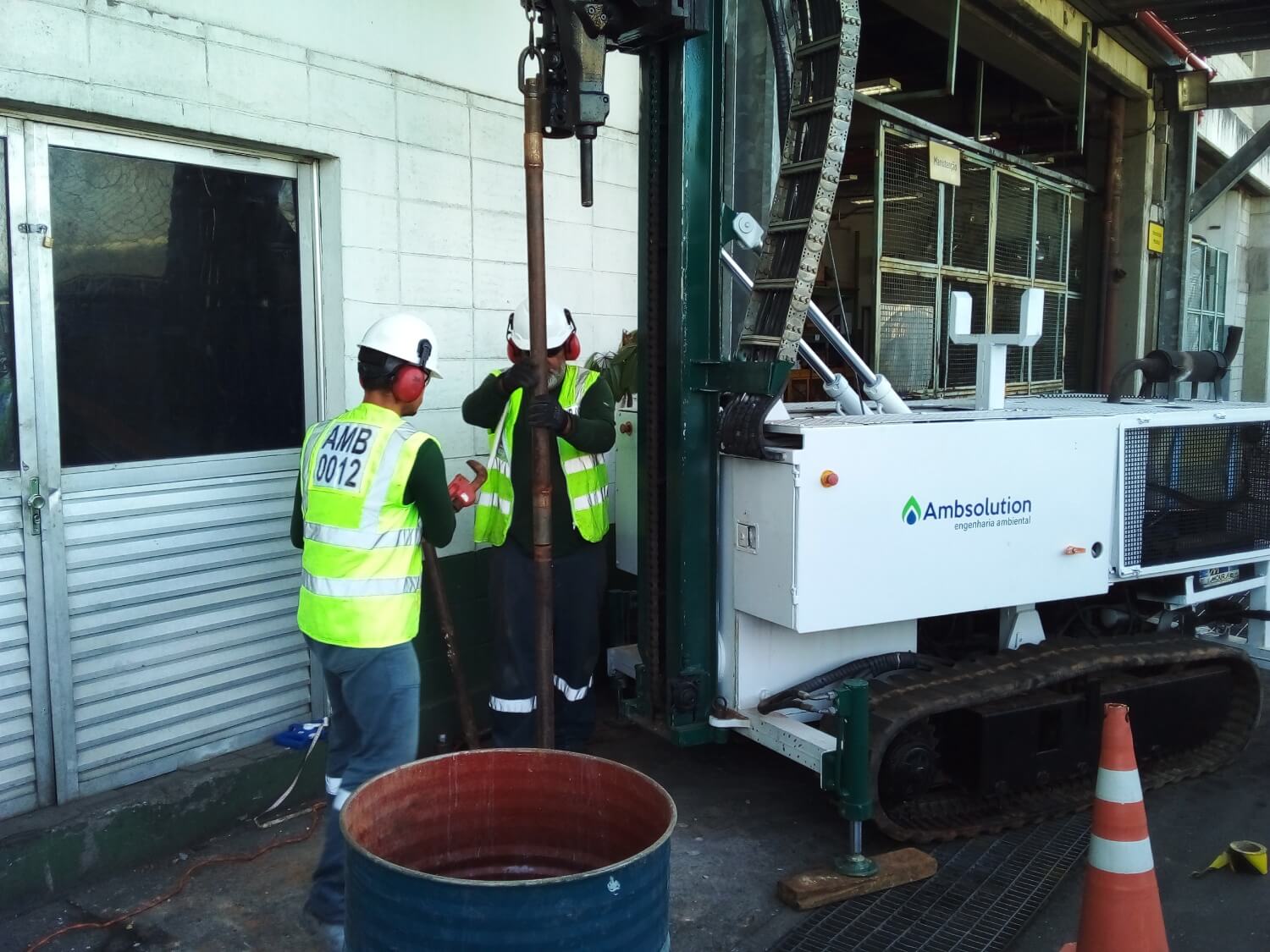 Operadores da Ambsolution Engenharia Ambiental instalam poço de injeção técnica para processo de remediação ambiental industrial
