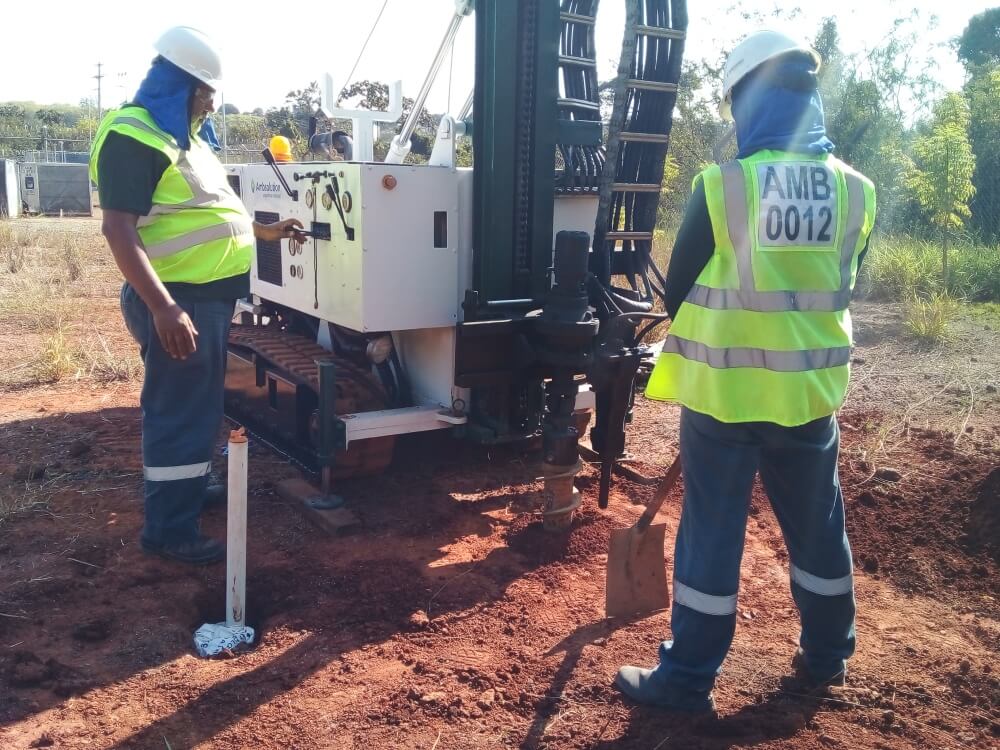 Técnicos da Ambsolution Engenharia Ambiental operam sonda de perfuração de solo em etapa de investigação ambiental detalhada em campo