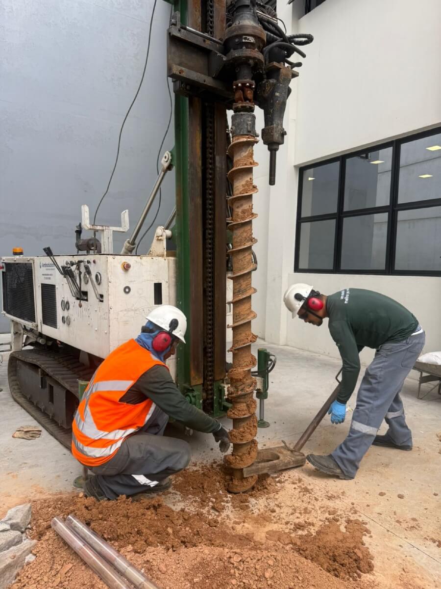 Equipe técnica da Ambsolution realizando coleta de amostra de solo para gerenciamento de áreas contaminadas.