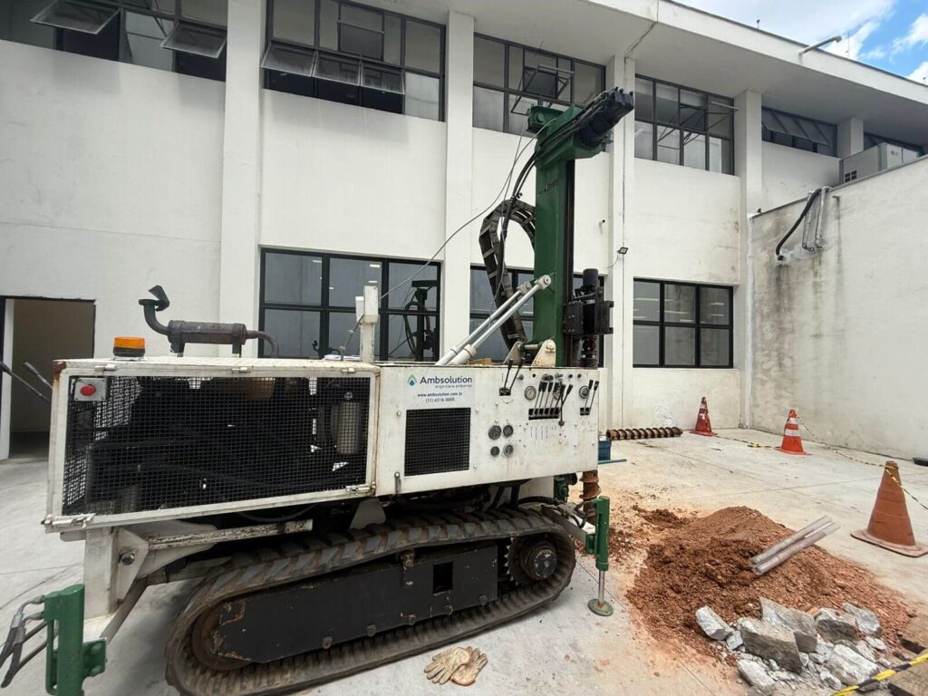 Perfuratriz da Ambsolution realizando investigação ambiental para gerenciamento de áreas contaminadas com equipe própria.