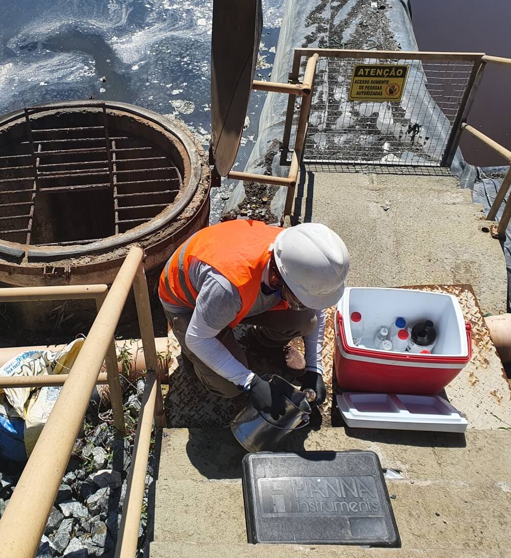 Técnico da Ambsolution Engenharia Ambiental coleta amostras de água e efluentes para serviços de consultoria ambiental em campo