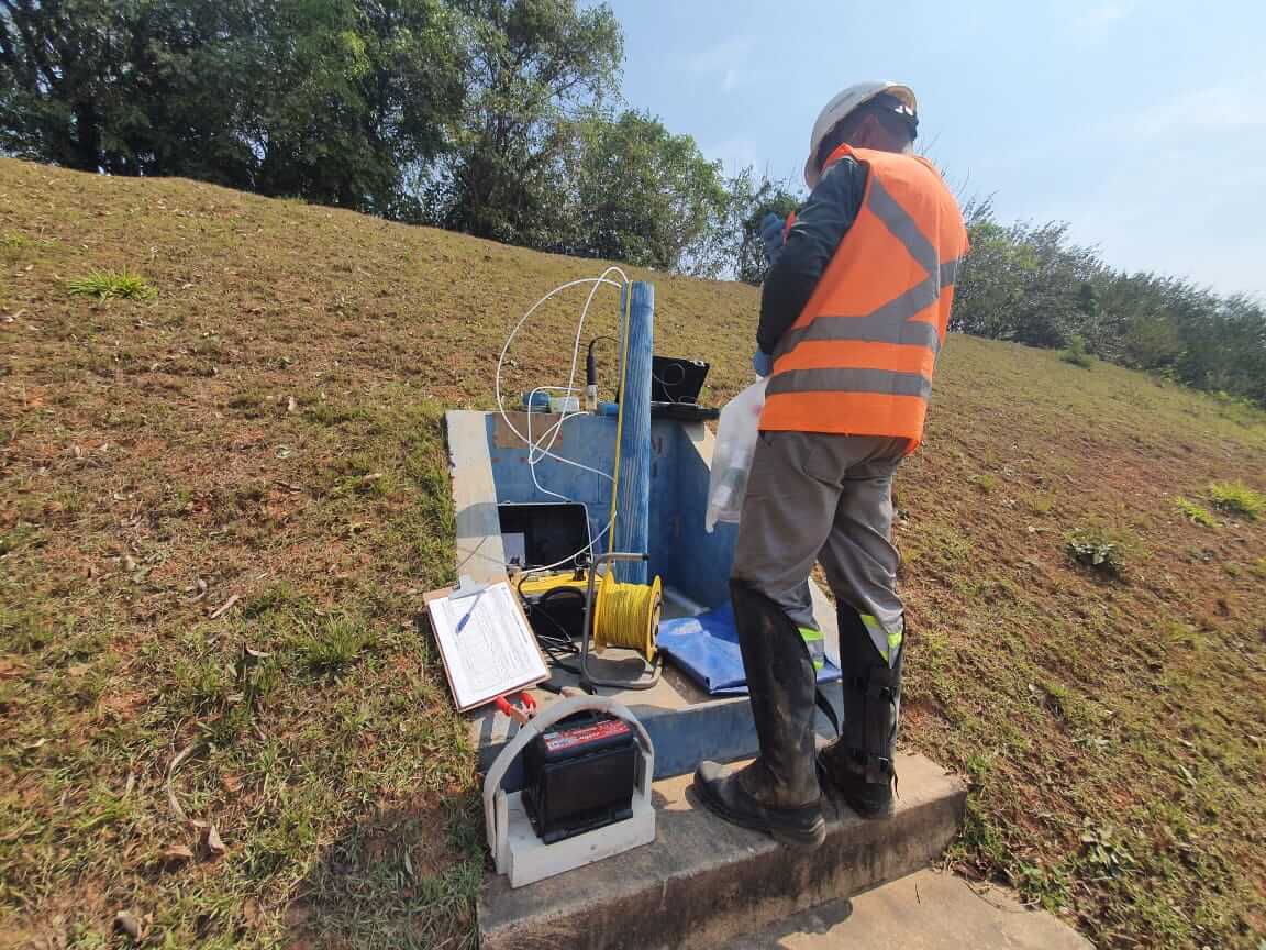 Técnico da Ambsolution Engenharia Ambiental realiza manutenção e monitoramento de sistema para remediação ambiental de solo