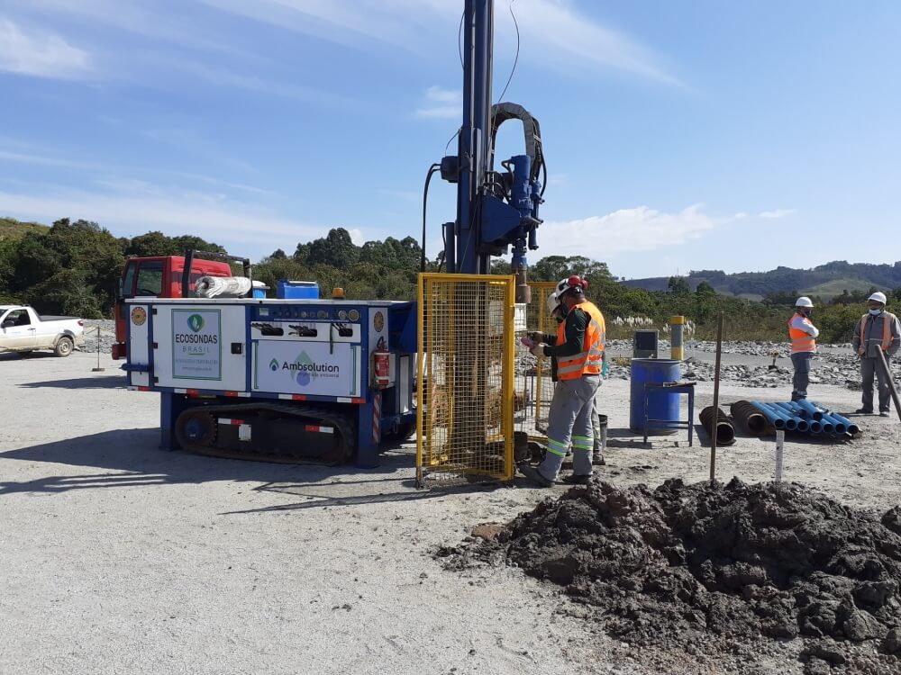 Sonda robotizada de perfuração da Ambsolution Engenharia Ambiental realiza sondagem de solo para projetos de consultoria em campo