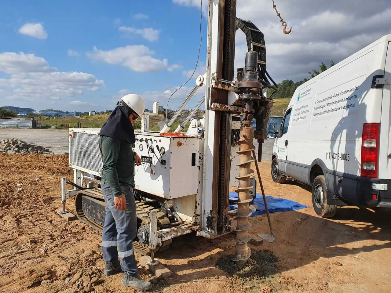 Sonda de perfuração própria da Ambsolution realiza amostragem de solo na etapa de investigação ambiental confirmatória em campo