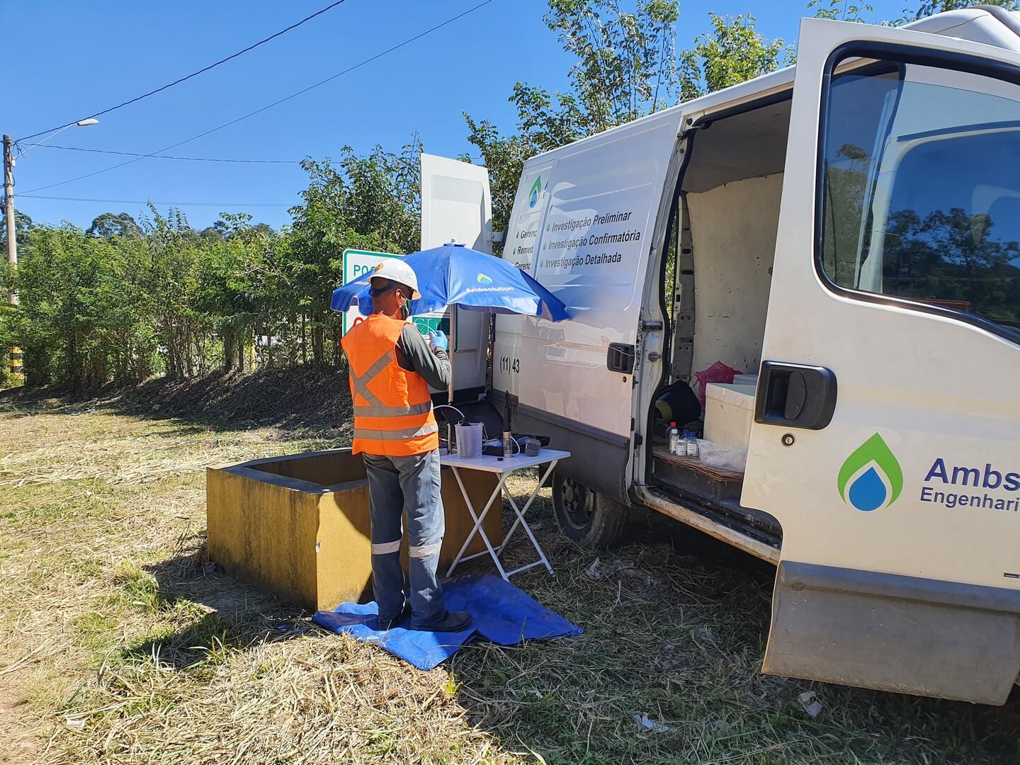 Profissional da Ambsolution Engenharia Ambiental utiliza unidade móvel para triagem e gerenciamento de resíduos industriais em campo